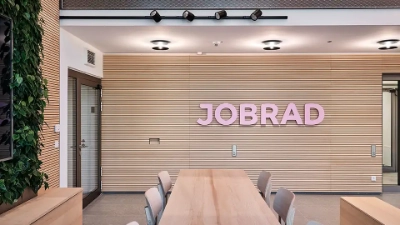 jobrad foyer holzwand mit rosa logo