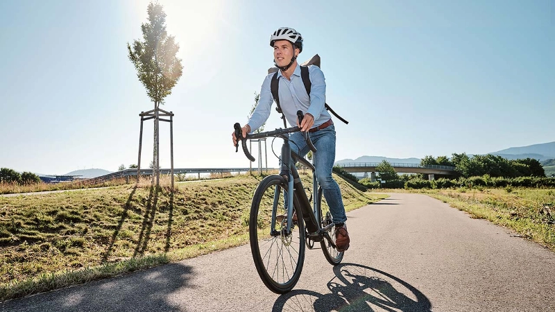 JobRadler auf dem Radweg mit Sonne