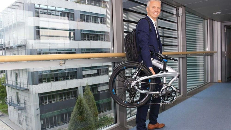 Mitarbeiter mit Faltrad gefaltet - Frank Noe