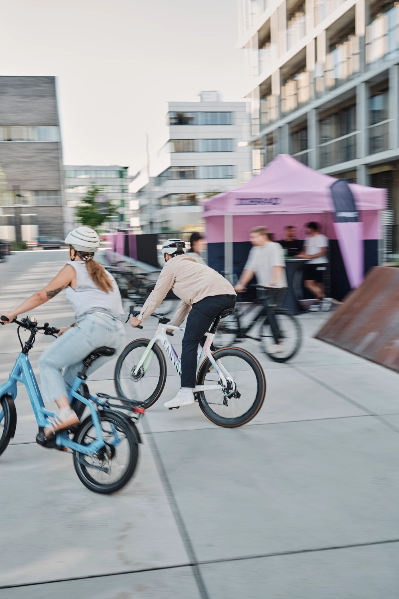 Einige Radlerinnen auf Probefahrt am Demoday