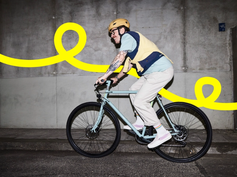 Ein Mensch radelt auf einem Fahrrad von JobRad Loop